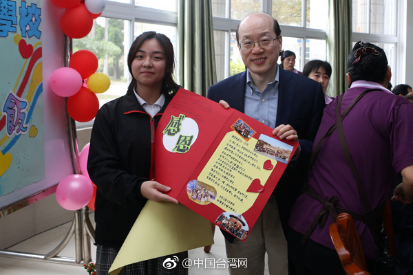 劉結(jié)一看望慰問東莞臺(tái)商子弟學(xué)校師生和家長代表 劉結(jié)一看望慰問東莞臺(tái)商子弟學(xué)校師生和家長代表