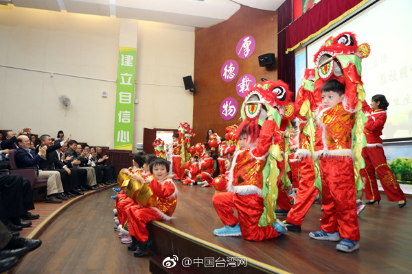 劉結(jié)一看望慰問東莞臺(tái)商子弟學(xué)校師生和家長代表 劉結(jié)一看望慰問東莞臺(tái)商子弟學(xué)校師生和家長代表