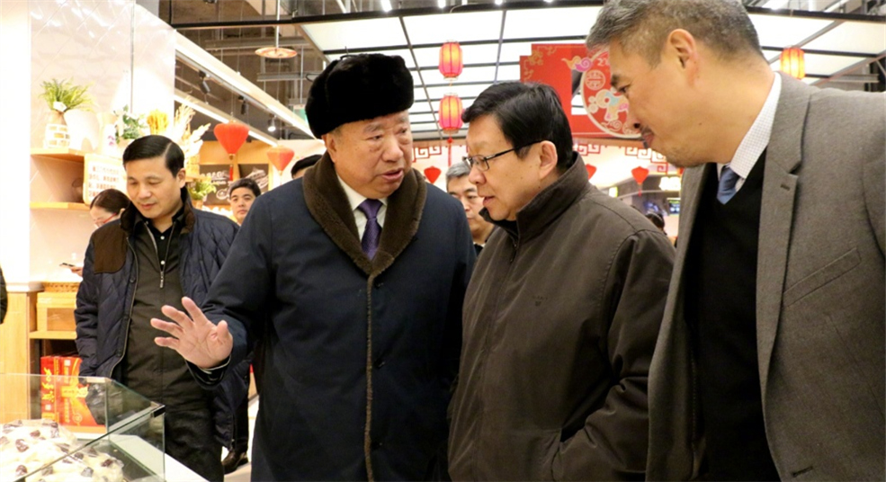 海協(xié)會(huì)會(huì)長(zhǎng)陳德銘赴鄭州丹尼斯大衛(wèi)城調(diào)研慰問(wèn)