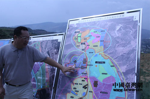 鹽邊縣領導向兩岸媒體介紹臺灣農(nóng)民創(chuàng)業(yè)園區(qū)規(guī)劃