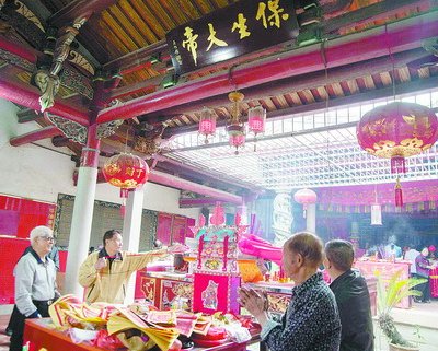 臺(tái)灣宗親來(lái)廈拜“保生”送吳伯雄親筆牌匾