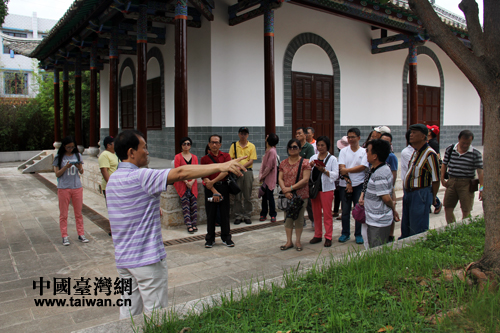 兩岸記者參觀位于蒙自的云南最早的海關(guān)