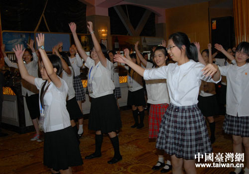 滬臺中學生同做健康操 滬臺中學生同做健康操