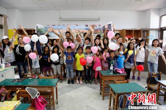 大陸大學(xué)生開展“知行寶島”臺(tái)灣公益行(圖) 大陸大學(xué)生開展“知行寶島”臺(tái)灣公益行(圖)