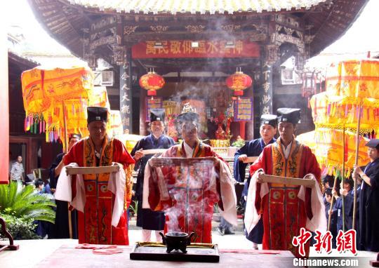 260余名兩岸道教弟子陳靖姑祖廟結(jié)業(yè) 260余名兩岸道教弟子陳靖姑祖廟結(jié)業(yè)