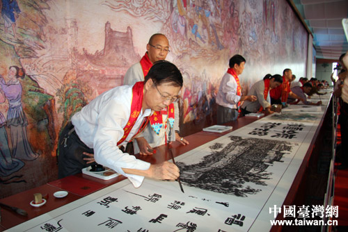 兩岸四地著名書畫家現(xiàn)場共同繪制的百米長卷