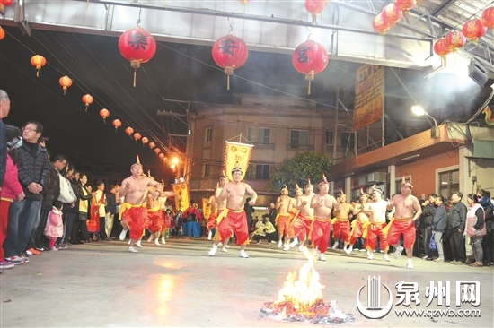 妙趣橫生的泉州拍胸舞吸引臺灣民眾駐足欣賞 妙趣橫生的泉州拍胸舞吸引臺灣民眾駐足欣賞