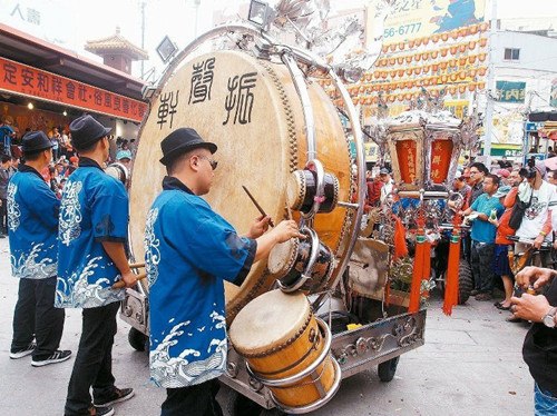 臺灣大甲媽祖繞境起駕陣頭奏《小蘋果》(圖)
