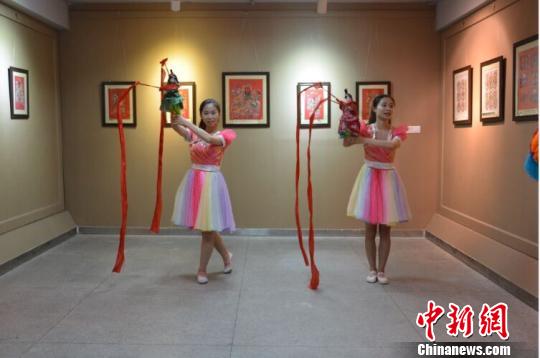 ������У�k�}�_(t��i)���y(t��ng)�Ļ���ɫ�̌W(xu��)չ