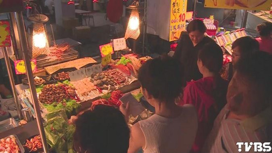 大陸游客逛夜市愛“共食”臺官員:體驗更多小吃