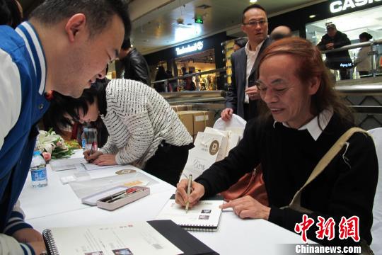 臺灣漫畫家蔡志忠現(xiàn)身上海指導自閉癥兒童繪畫