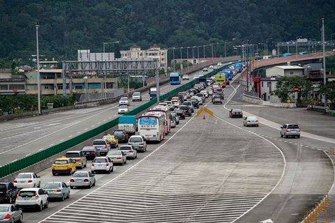 春節(jié)首波車潮涌現(xiàn)臺(tái)灣高鐵乘客滿塞(圖)