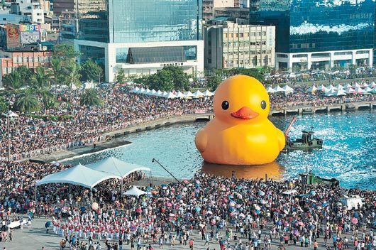 大黃鴨魅力或吸300萬(wàn)人潮高雄涌10億商機(jī)(圖)
