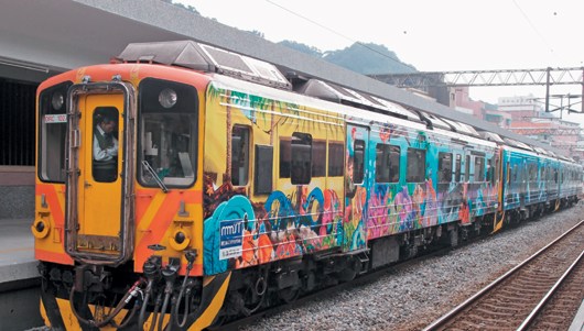 臺灣“最美鐵路支線”今復(fù)活彩繪車身吸睛(圖)