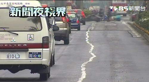 開車偏哪邊?臺北仁愛路標(biāo)線歪曲像毛毛蟲(圖)