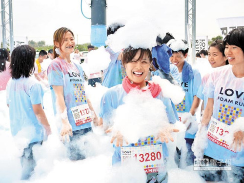 高雄泡泡路跑登場民眾載沐浴發(fā)帶打泡泡仗(圖)