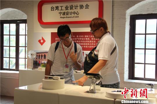 圖為兩地大學生參觀寧波文創(chuàng)產(chǎn)品 圖為兩地大學生參觀寧波文創(chuàng)產(chǎn)品