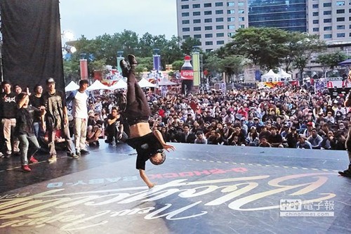 新北國際街舞大賽3000好手炫技秀連續(xù)空翻(圖)