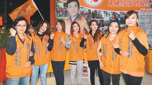 家有“七仙女”合體分工助爸爸拼選戰(zhàn)(圖)