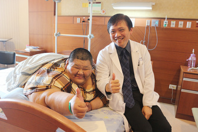 亞洲第一胖臺(tái)男子重300公斤送醫(yī)減肥需3年(圖) 亞洲第一胖臺(tái)男子重300公斤送醫(yī)減肥需3年(圖)