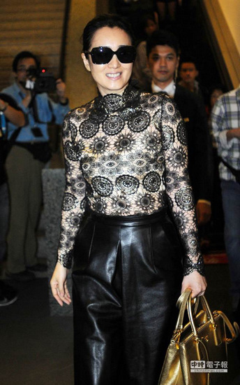 鞏俐驚艷抵臺 稱有信心拿金馬獎(組圖) 鞏俐驚艷抵臺 稱有信心拿金馬獎(組圖)