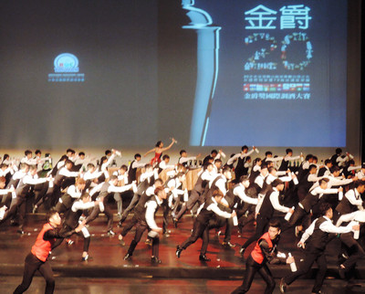 臺灣舉辦國際調(diào)酒大賽百人表演拋瓶場面壯觀(圖)