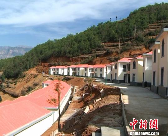 云南一民營(yíng)企業(yè)家花千萬(wàn)建40套別墅送鄉(xiāng)鄰