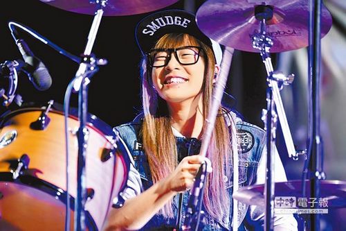 臺灣正妹鼓手網(wǎng)絡(luò)爆紅笑容自信電翻全場(圖)