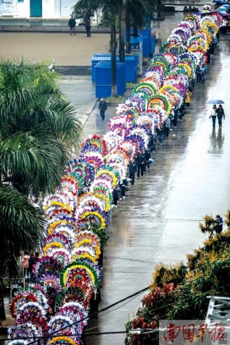 廣西一高中校長遺體出殯送別隊(duì)伍綿延數(shù)公里(圖)