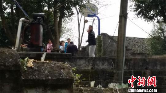 揭姚明12天廣安村小老師生活給學(xué)生演示投籃(圖)