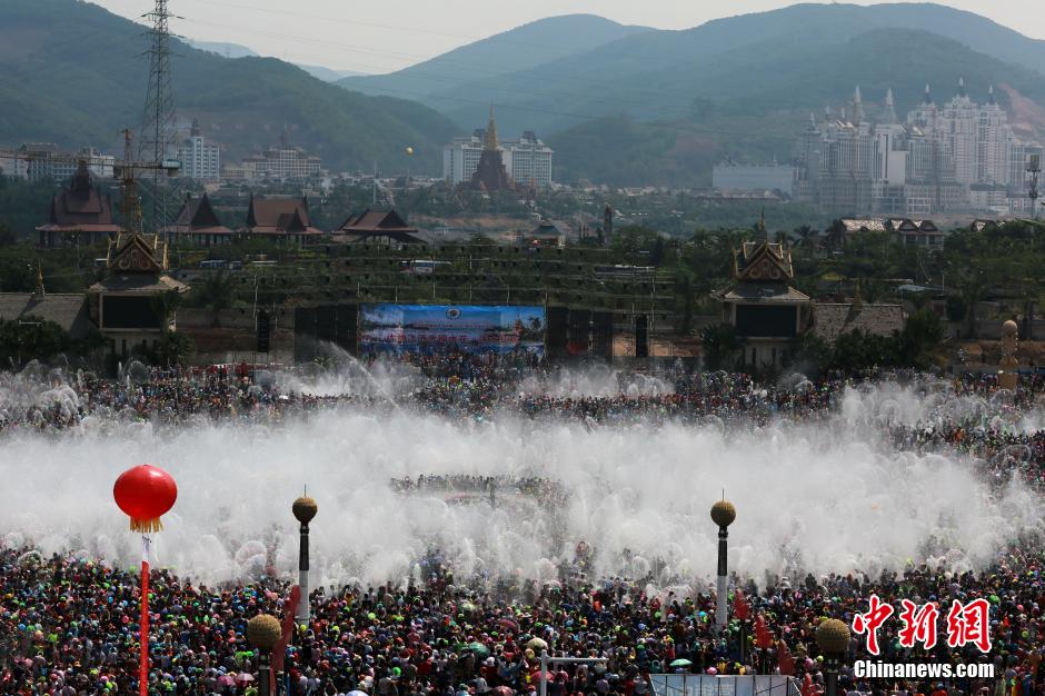 西雙版納萬人歡度潑水節(jié) 場(chǎng)面壯觀 西雙版納萬人歡度潑水節(jié) 場(chǎng)面壯觀