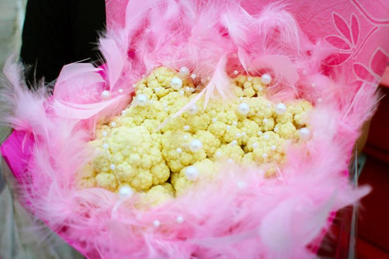 臺(tái)灣青年在機(jī)場(chǎng)用花菜求婚成功(圖)