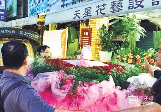 �_(t��i)�̰���Ů�Ӷ�����1000��õ����ױ��ܣ��D��