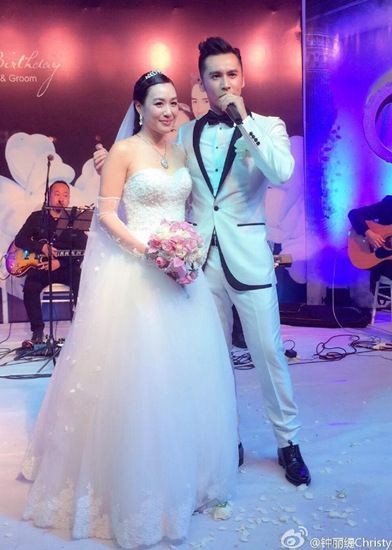 鐘麗緹穿性感婚紗慶生與小12歲男友秀恩愛(圖)