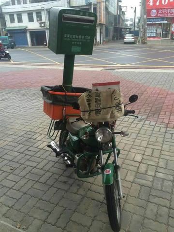臺(tái)灣一郵差偷懶求方便載著郵筒到處跑(圖)