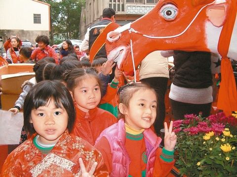 苗栗保民宮舉行“春牛點(diǎn)睛”儀式800人沾喜氣