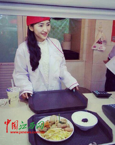 江西師大“食堂女神”爆紅網(wǎng)絡(luò)(圖片來源于網(wǎng)絡(luò))