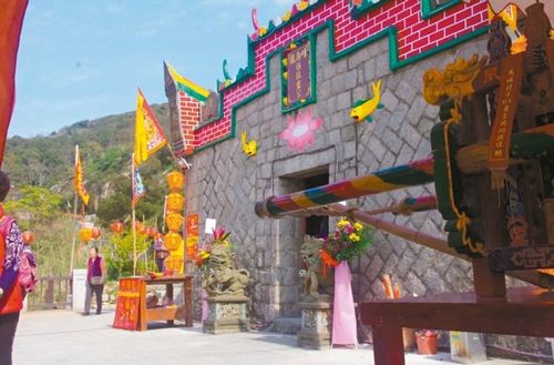 臺鄉(xiāng)民抱棉被打盹“祈夢”廟里睡成一片(圖)