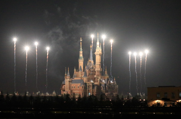 迪士尼現(xiàn)半小時(shí)焰火秀 測(cè)試樂(lè)園設(shè)備還將繼續(xù)(組圖)
