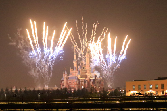 迪士尼現(xiàn)半小時(shí)焰火秀 測(cè)試樂(lè)園設(shè)備還將繼續(xù)(組圖)