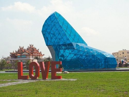 嘉義高跟鞋教堂魅力難擋大批游客爭睹風采(圖)