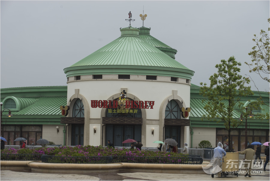 迪士尼小鎮(zhèn)開(kāi)放 市民冒雨探營(yíng)嘗鮮 迪士尼小鎮(zhèn)開(kāi)放 市民冒雨探營(yíng)嘗鮮