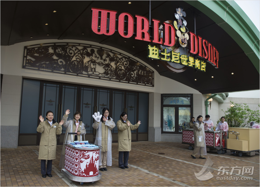 迪士尼小鎮(zhèn)開(kāi)放 市民冒雨探營(yíng)嘗鮮 迪士尼小鎮(zhèn)開(kāi)放 市民冒雨探營(yíng)嘗鮮