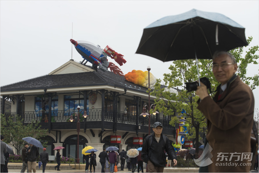 迪士尼小鎮(zhèn)開(kāi)放 市民冒雨探營(yíng)嘗鮮 迪士尼小鎮(zhèn)開(kāi)放 市民冒雨探營(yíng)嘗鮮