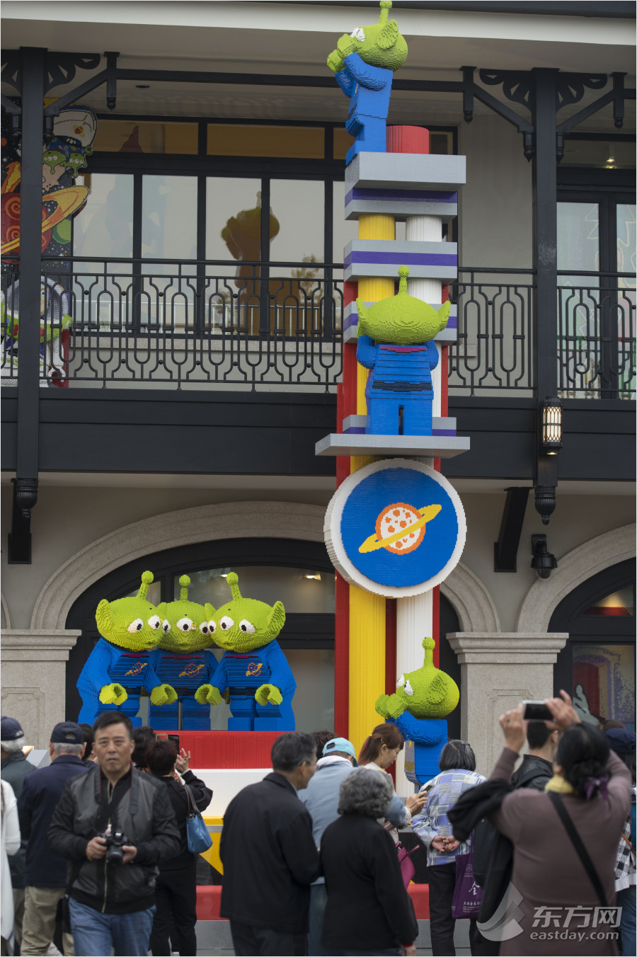 迪士尼小鎮(zhèn)開(kāi)放 市民冒雨探營(yíng)嘗鮮 迪士尼小鎮(zhèn)開(kāi)放 市民冒雨探營(yíng)嘗鮮