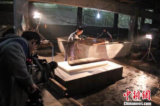 臺(tái)灣《大陸尋奇》電視欄目走進(jìn)四川夾江采訪拍攝