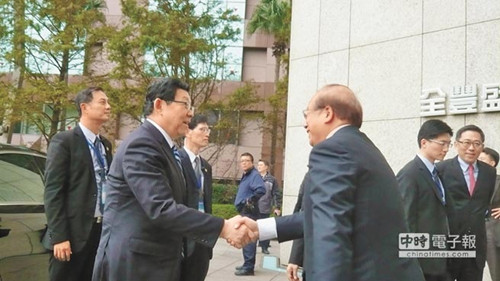 陳德銘探訪連戰(zhàn)吳伯雄談兩岸利潤共享(圖) 陳德銘探訪連戰(zhàn)吳伯雄談兩岸利潤共享(圖)