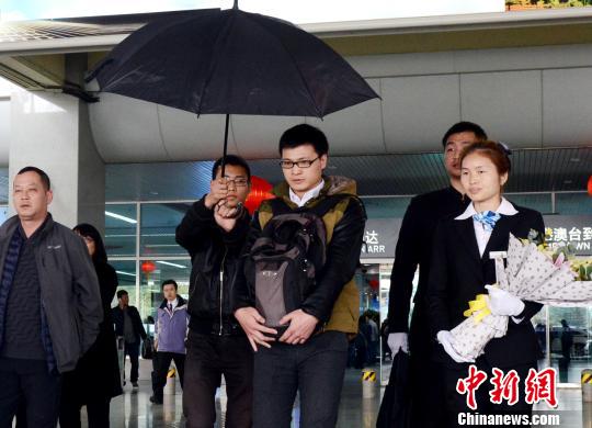 臺(tái)灣復(fù)興航班失事追蹤:一把黑傘撐過(guò)海峽