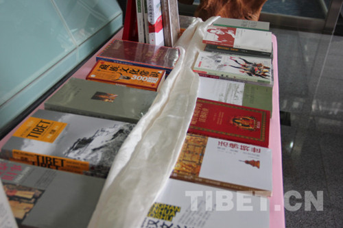 中國藏學研究中心向臺灣昆山科技大學贈書(圖)