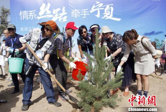 “情系絲路·牽手寧夏”兩岸人士共植文化聯(lián)誼林